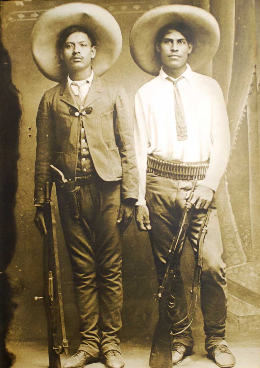 Fotografie Lateinamerika (2 Pistoleros, ohne Text)